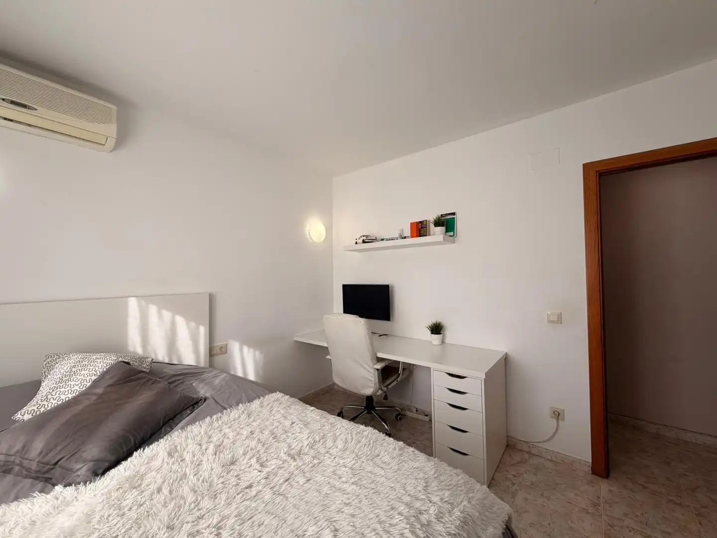 Habitación de Casa adosada en venta en Vilablareix con Calefacción y Trastero