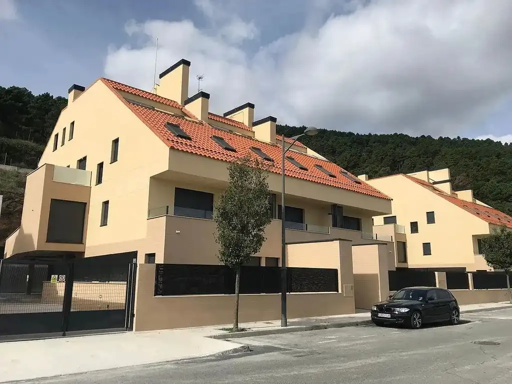 Vista exterior de Dúplex en venda en San Lorenzo de El Escorial amb Aire condicionat, Calefacció i Parquet