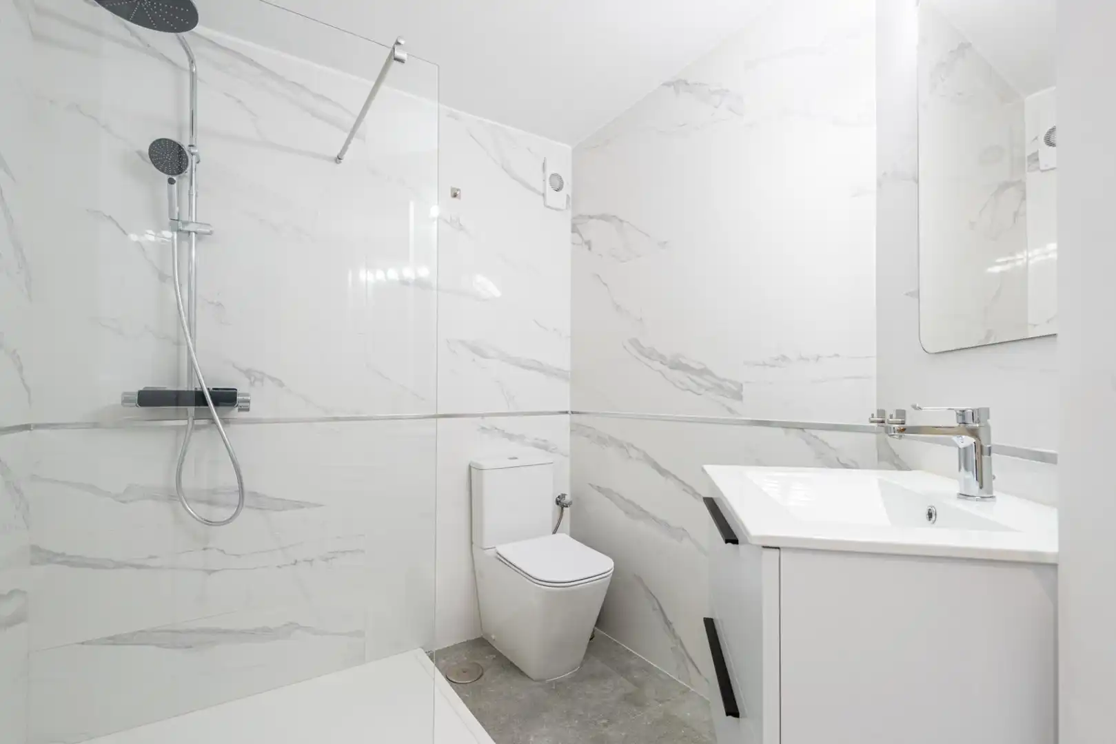 Badezimmer von Wohnungen zum Verkauf in Mijas mit Klimaanlage, Privatgarten und Möbliert