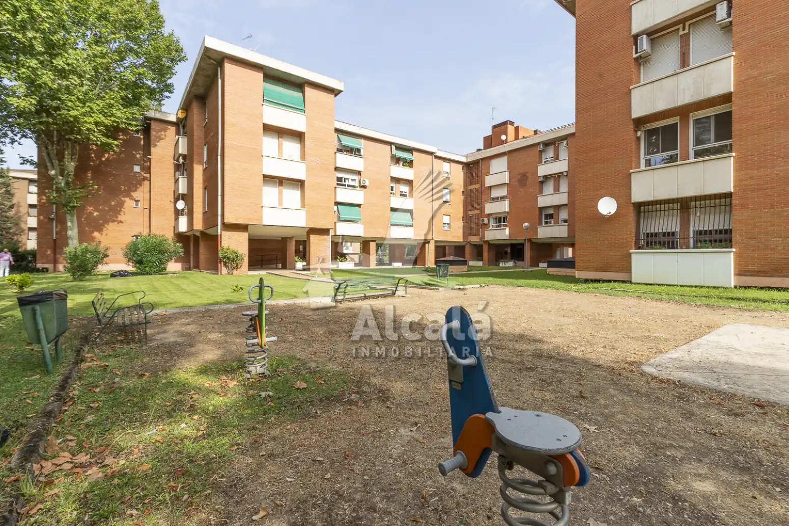 Vista exterior de Pis en venda en Alcalá de Henares amb Aire condicionat, Calefacció i Moblat