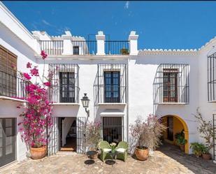 Vista exterior de Casa adosada en venda en Marbella amb Aire condicionat, Terrassa i Piscina