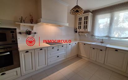 Kitchen of Single-family semi-detached for sale in Burgos Capital  with Heating, Private garden and Terrace