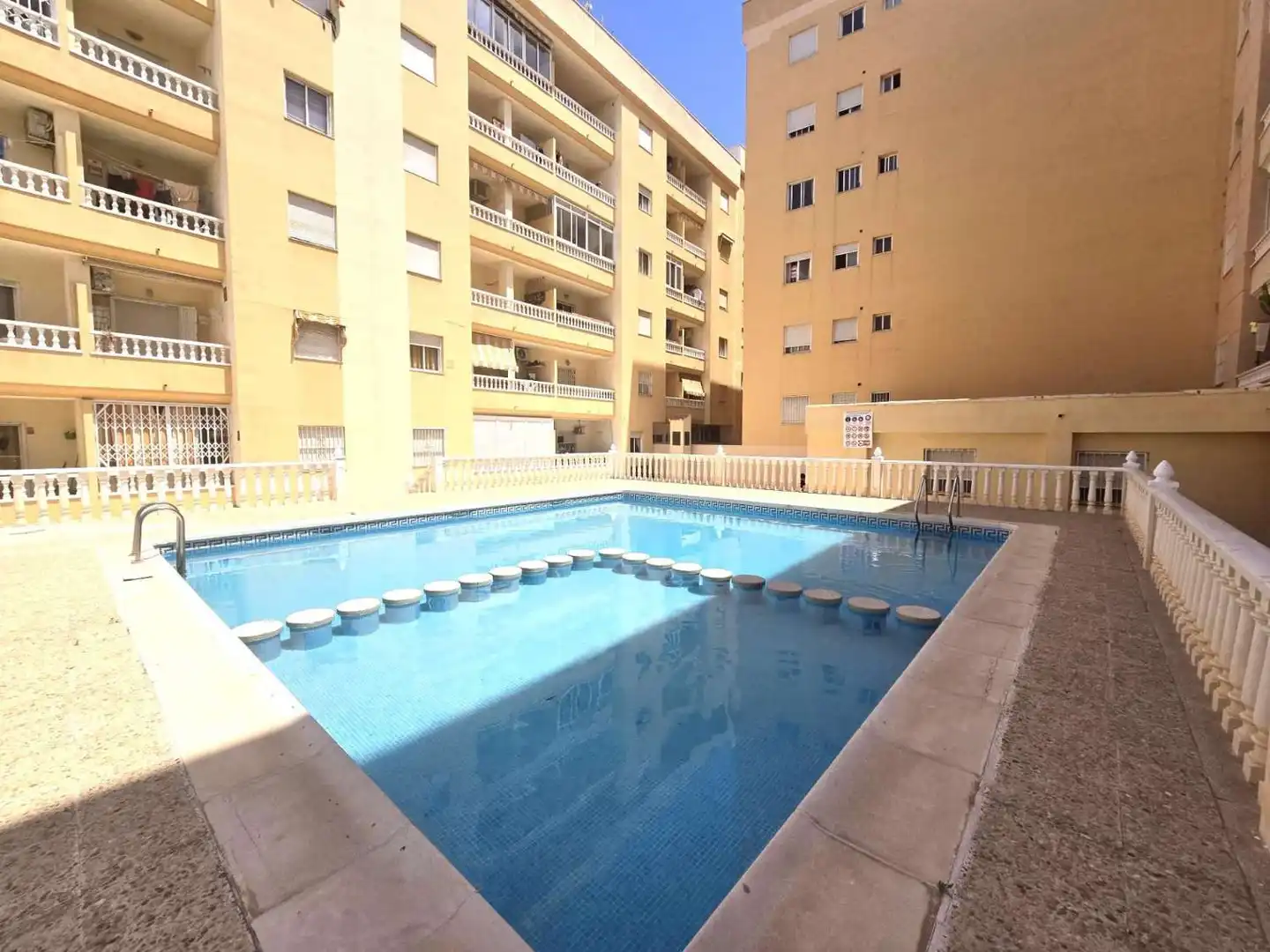 Piscina de Apartamento en venta en Torrevieja con Aire acondicionado, Calefacción y Terraza
