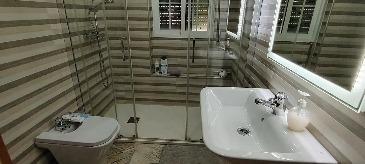 Bany de Casa o xalet en venda en Linares amb Aire condicionat, Calefacció i Jardí privat