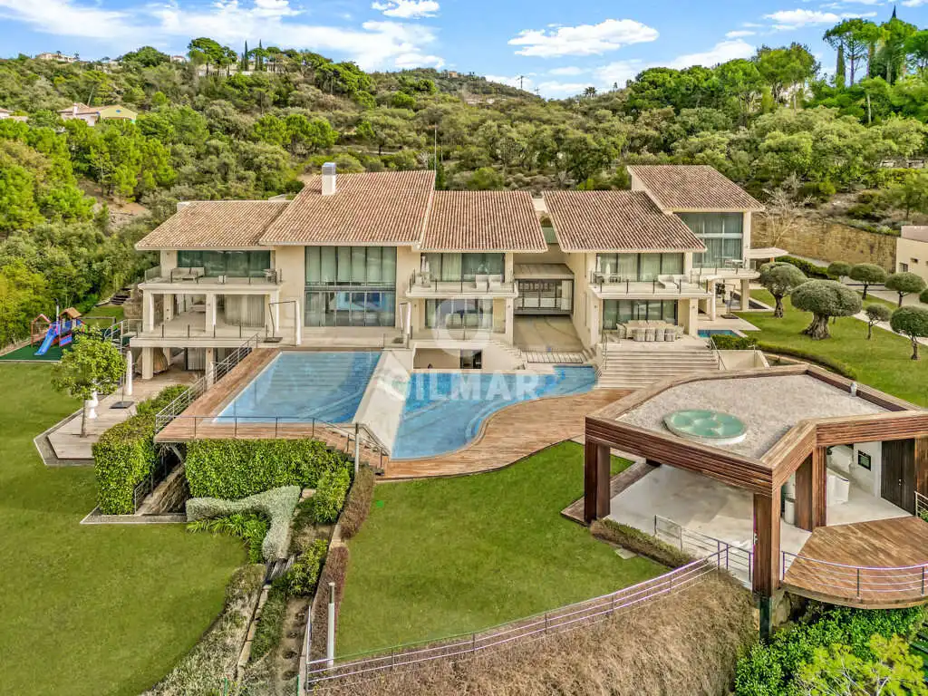 Vista exterior de Casa o xalet en venda en Benahavís amb Calefacció, Jardí privat i Piscina