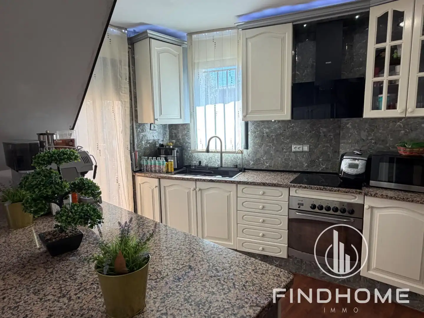 Cuina de Casa adosada en venda en Avinyonet de Puigventós amb Aire condicionat, Calefacció i Jardí privat