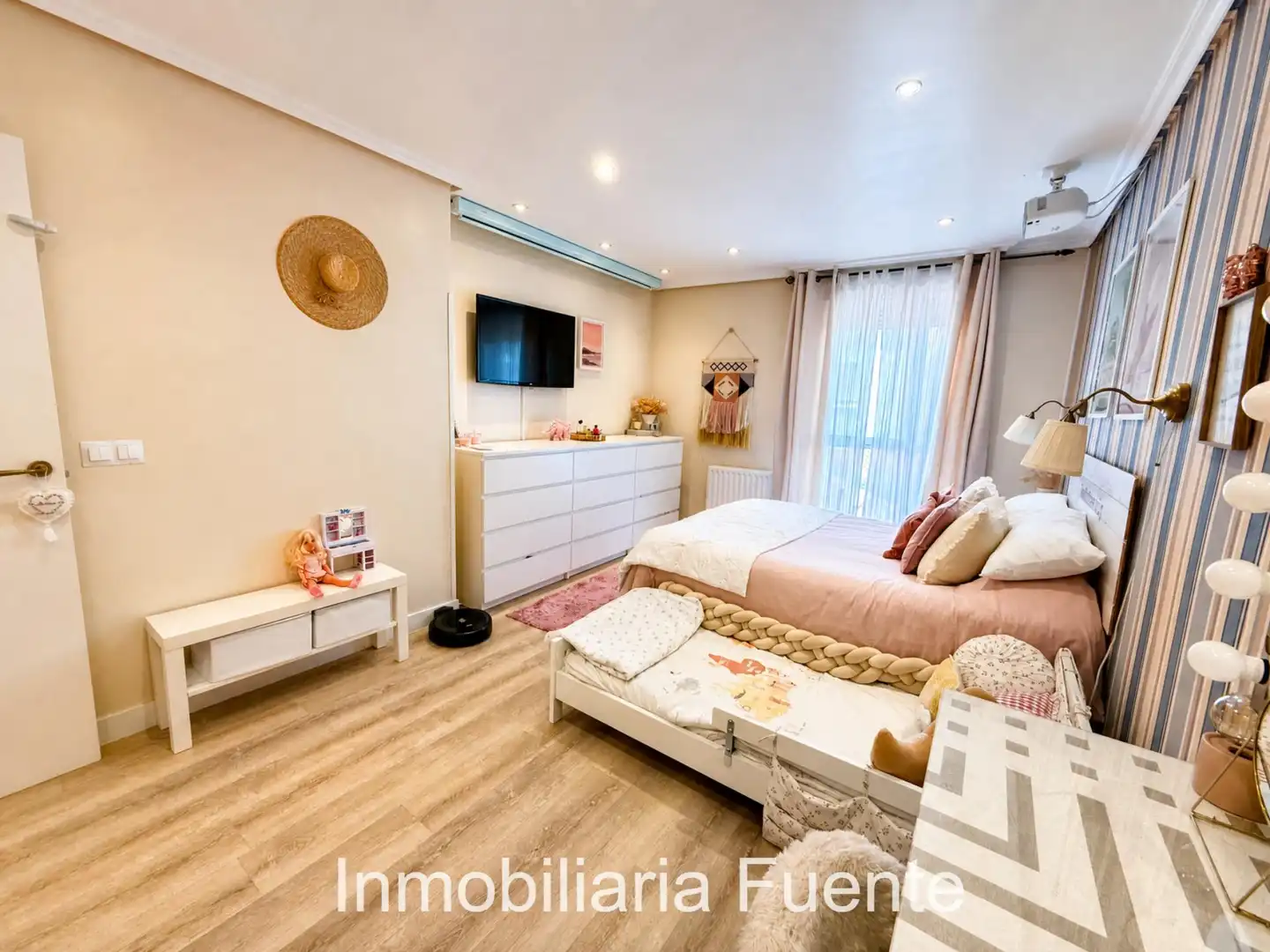 Schlafzimmer von Einfamilien-Reihenhaus zum Verkauf in Muskiz mit Heizung, Privatgarten und Terrasse