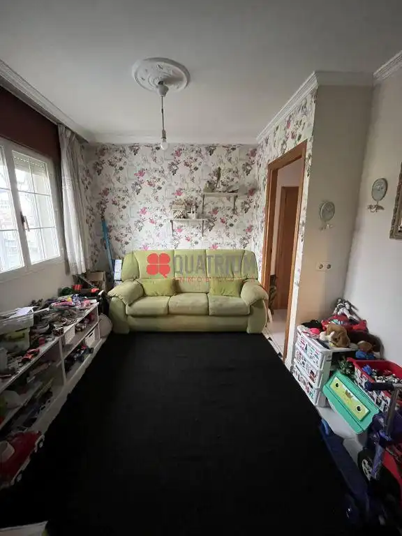 Sala d'estar de Casa o xalet en venda en Santiago de Compostela  amb Calefacció, Jardí privat i Terrassa