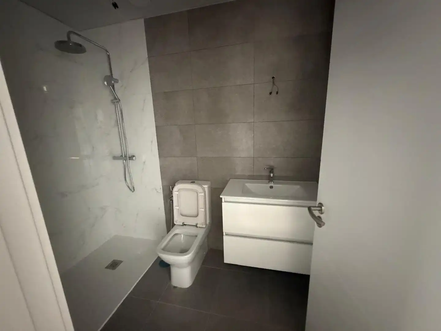 Badezimmer von Wohnung zur Miete in Granada mit Klimaanlage, Heizung und Terrasse