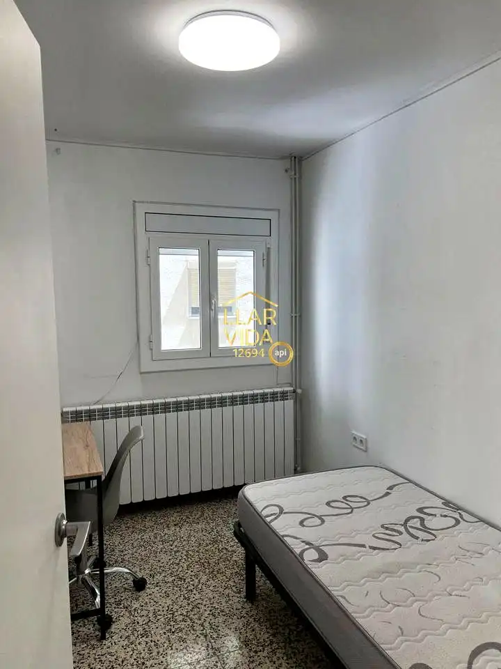 Habitación de Piso de alquiler en Lleida con Aire acondicionado, Calefacción y Amueblado
