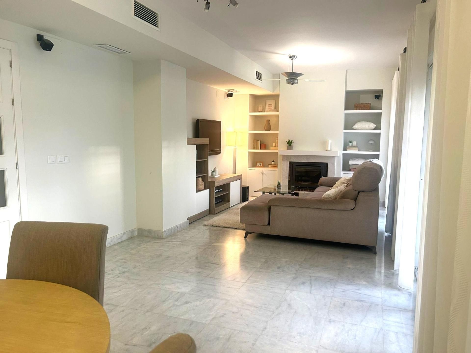 Sala d'estar de Casa adosada en venda en Espartinas amb Aire condicionat, Terrassa i Piscina