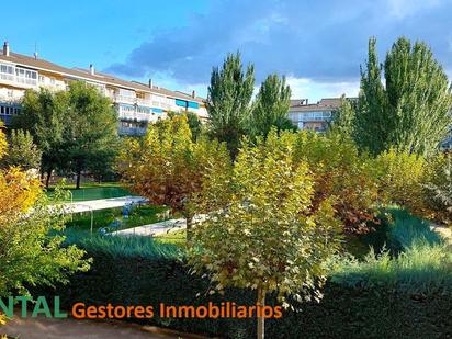 Vista exterior de Pis en venda en Collado Villalba amb Aire condicionat, Terrassa i Piscina