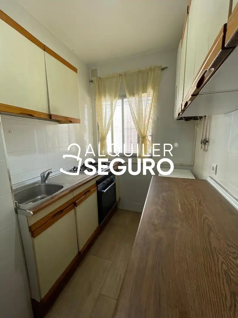 Cuina de Pis de lloguer en Madrid amb Calefacció, Terrassa i Moblat