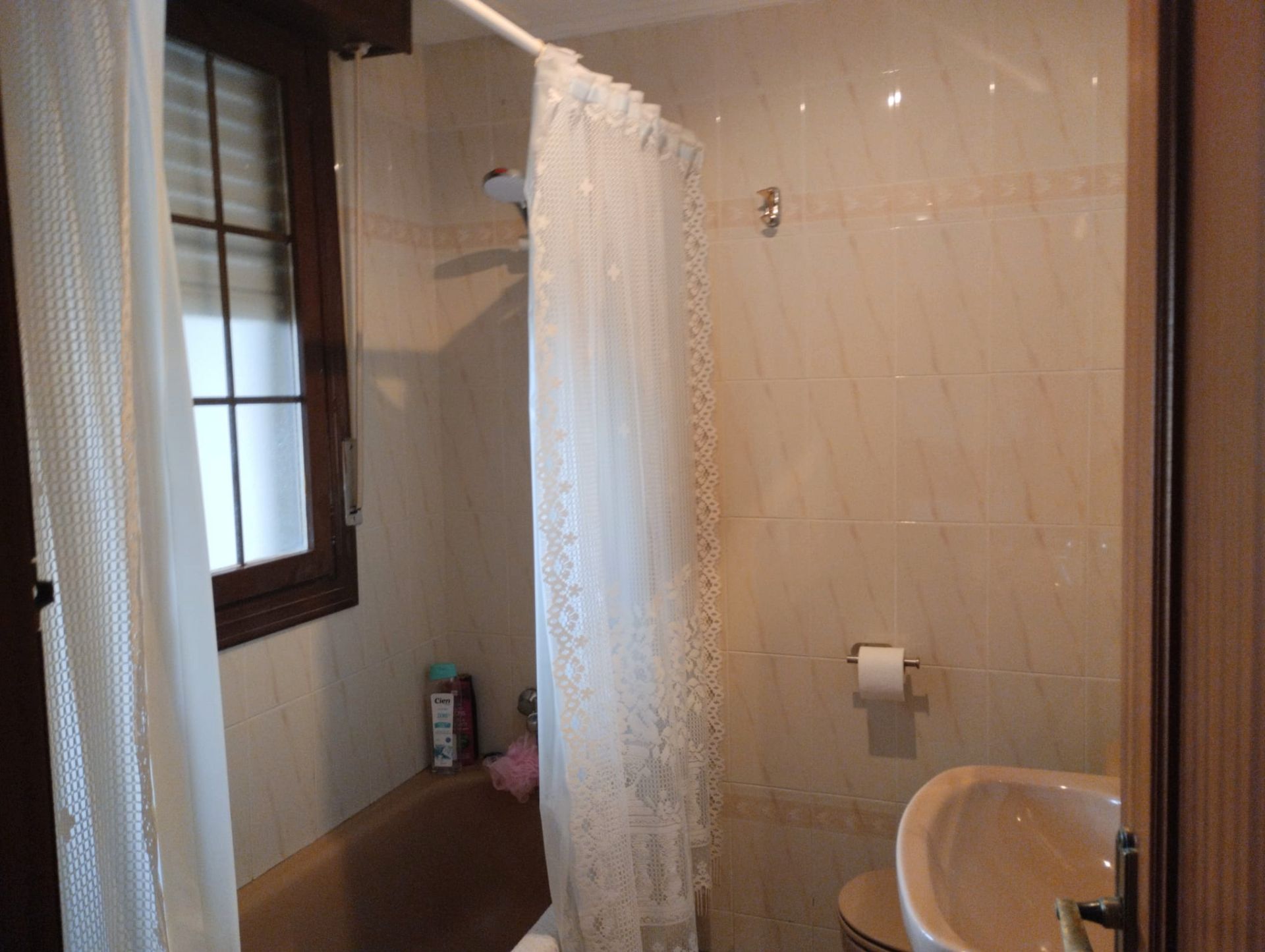 Badezimmer von Einfamilien-Reihenhaus zum Verkauf in Laredo mit Heizung, Privatgarten und Terrasse