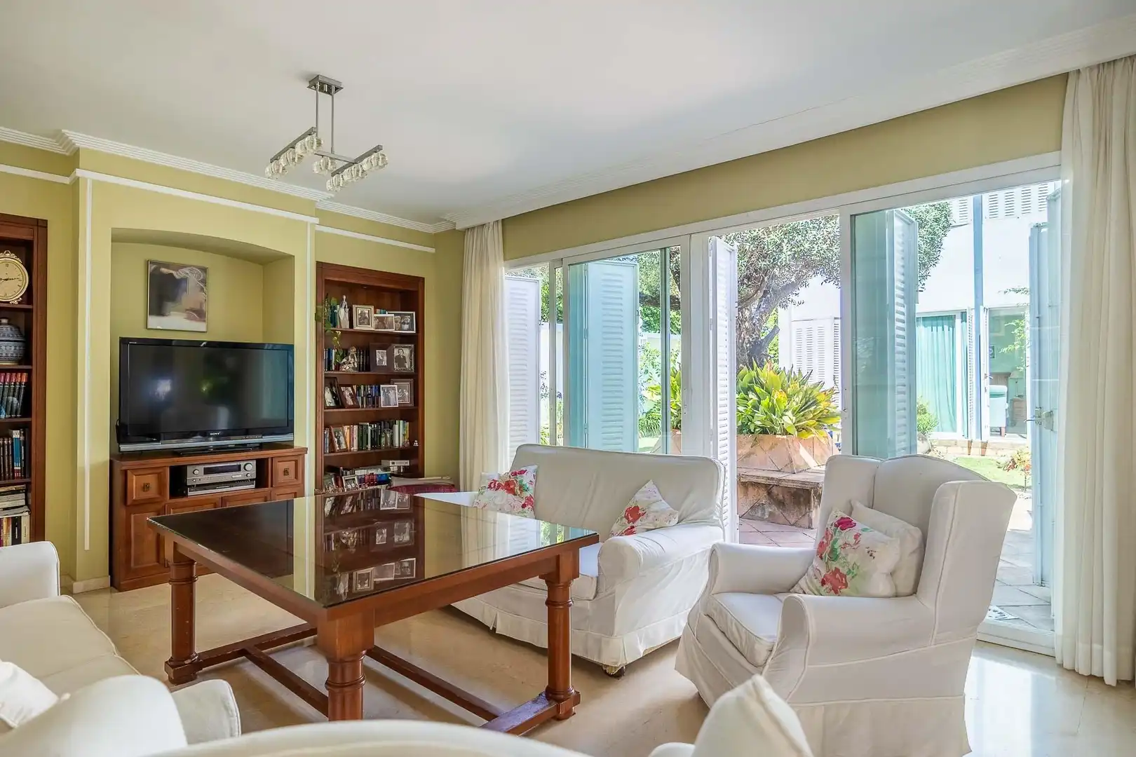Wohnzimmer von Haus oder Chalet zum Verkauf in Tomares mit Klimaanlage, Heizung und Privatgarten