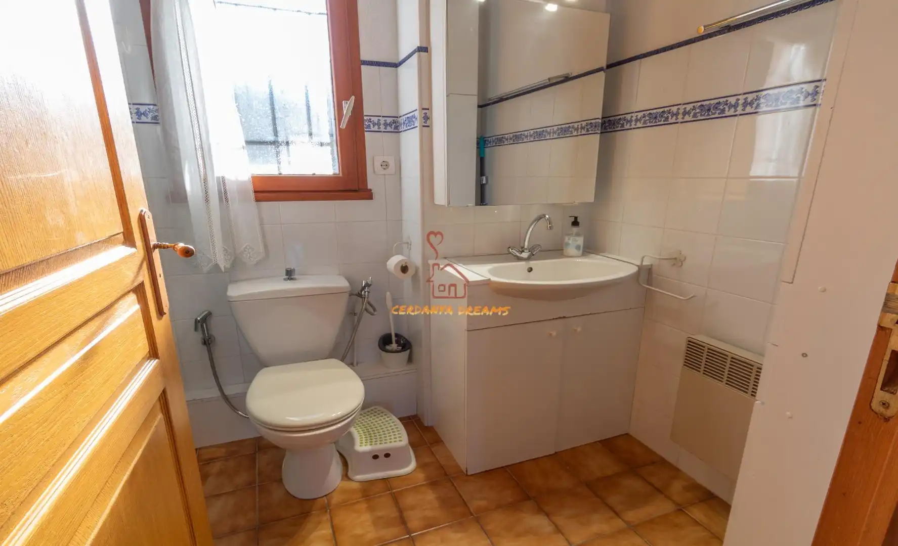 Baño de Apartamento de alquiler en Sainte - Léocadie con Calefacción, Jardín privado y Parquet