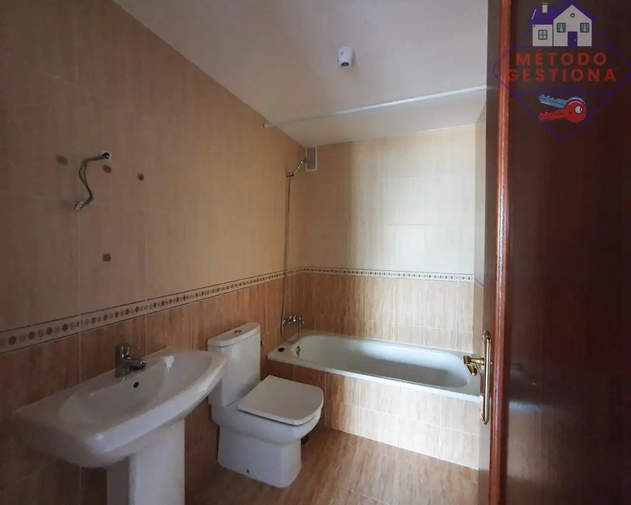 Baño de Piso en venta en Entrambasaguas con Calefacción, Balcón y Piscina comunitaria