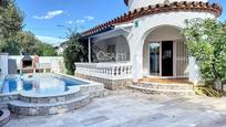 Vista exterior de Casa o xalet en venda en Empuriabrava amb Aire condicionat, Terrassa i Piscina