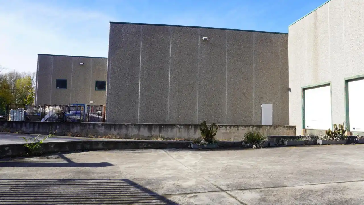 Vista exterior de Nau industrial en venda en Gualba amb Alarma