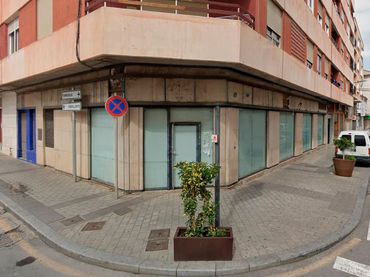 Locale commerciale in vendita a CONSTITUCION C/V SAN ANDRES 1 20