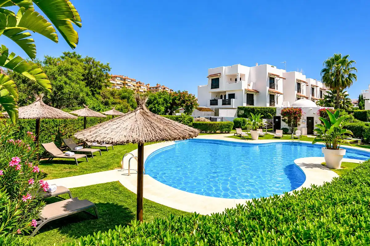 Piscina de Planta baixa en venda en Estepona amb Aire condicionat, Jardí privat i Terrassa