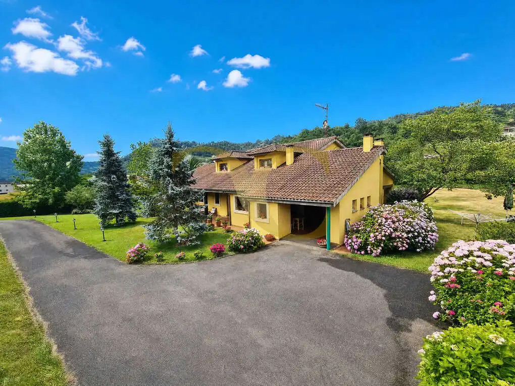 Vista exterior de Casa o xalet en venda en Oviedo  amb Calefacció, Jardí privat i Terrassa