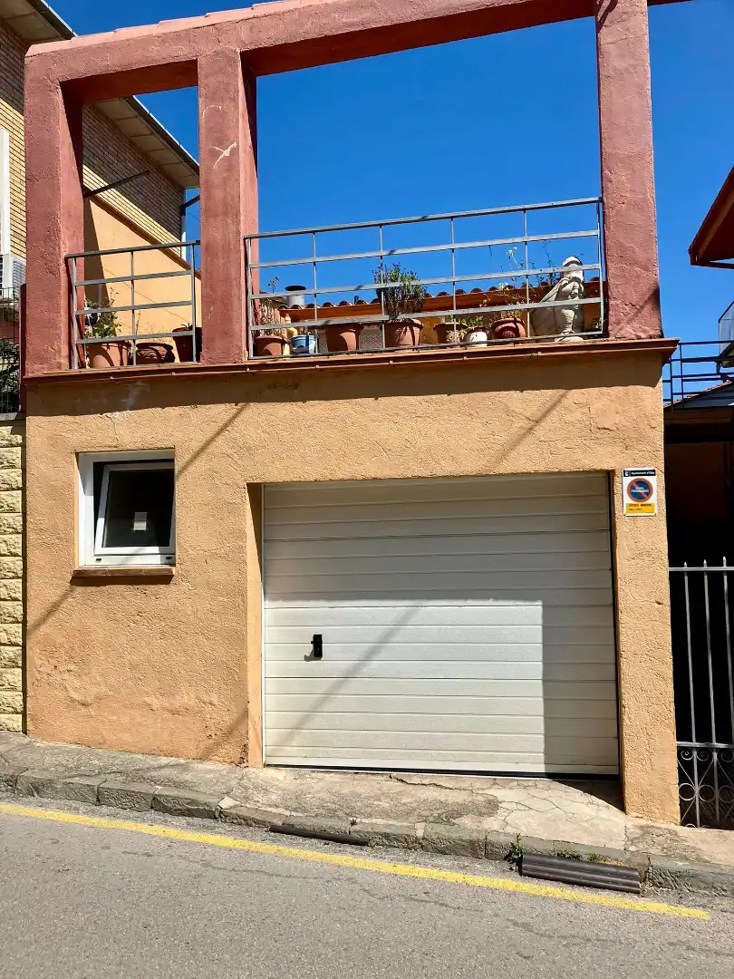 Vista exterior de Casa o xalet en venda en Olot amb Calefacció, Terrassa i Balcó