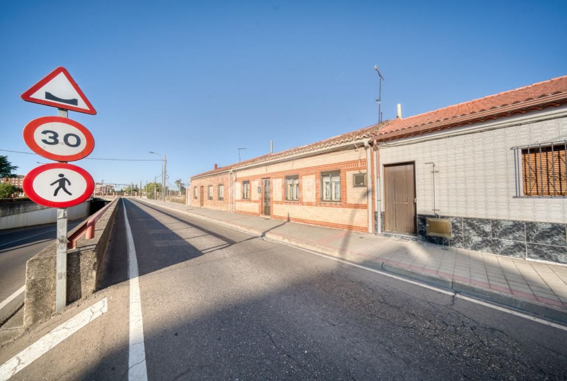 Exterior view of Single-family semi-detached for sale in Venta de Baños  with Heating and Storage room