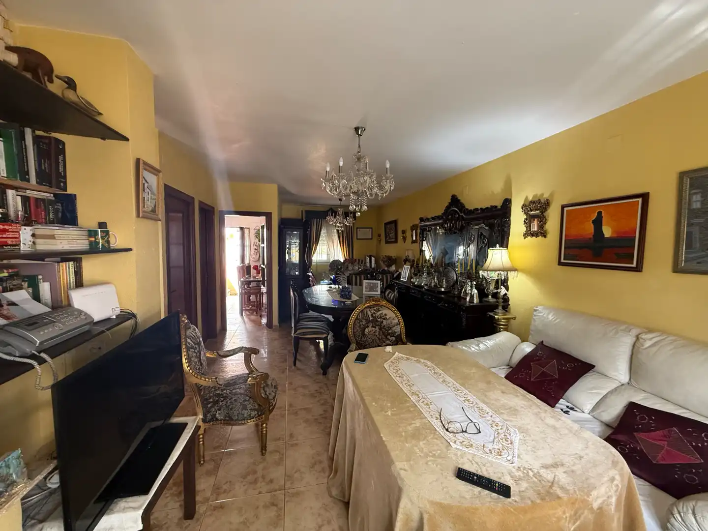Wohnzimmer von Einfamilien-Reihenhaus zum Verkauf in Aljaraque mit Klimaanlage, Heizung und Privatgarten