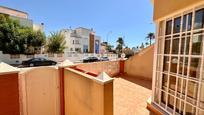 Vista exterior de Casa adosada en venda en Roquetas de Mar amb Aire condicionat i Terrassa