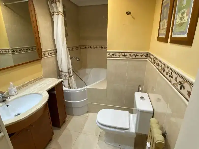 Badezimmer von Wohnungen zur Miete in  Pamplona / Iruña