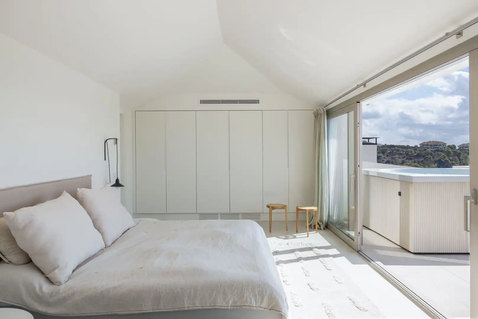 Schlafzimmer von Dachboden zum Verkauf in Marbella mit Terrasse und Balkon