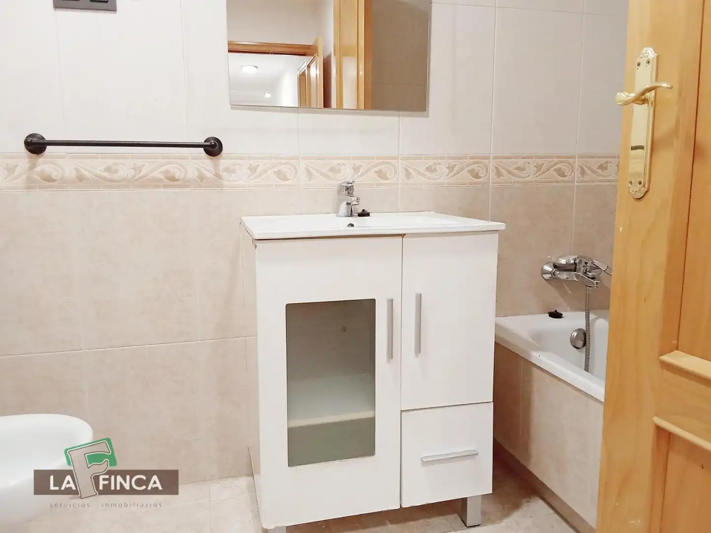 Bany de Pis en venda en Oviedo  amb Calefacció, Parquet i Terrassa
