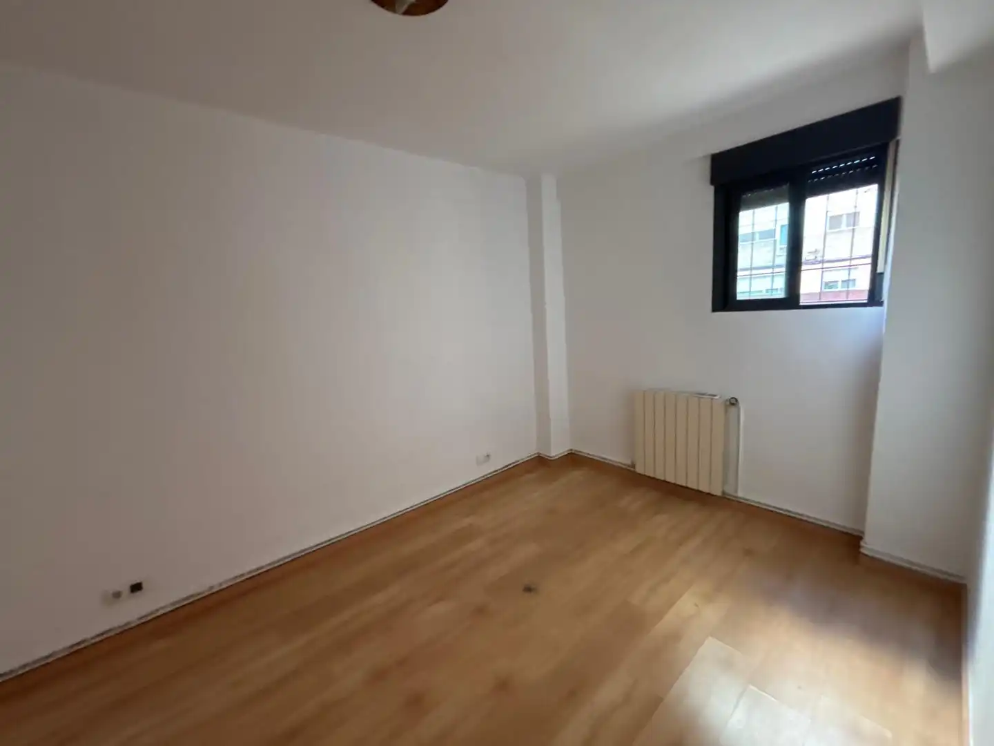 Bedroom of Flat for sale in Zaragoza  with Heating, Private garden and Parquet flooring