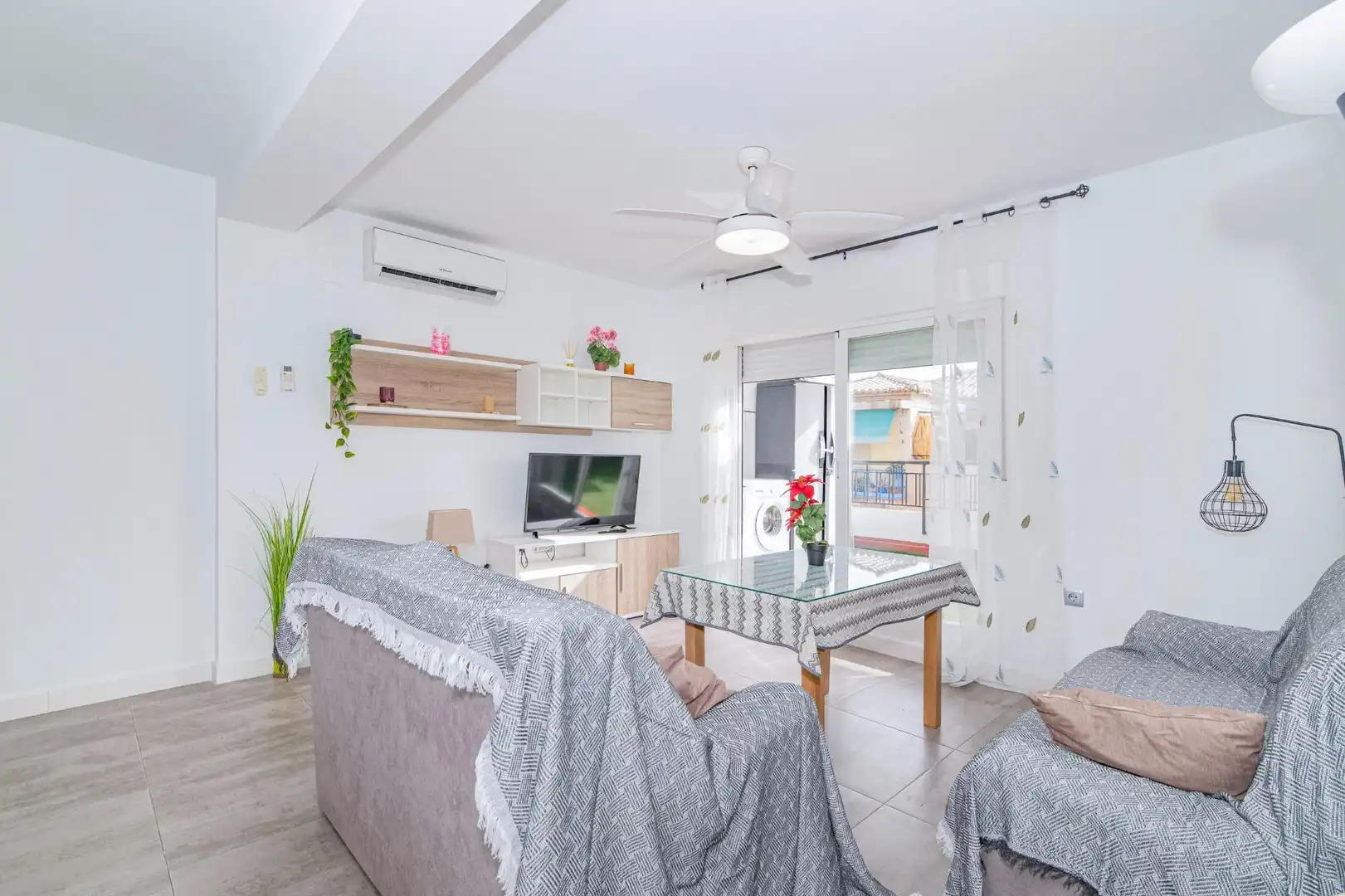 Living room of Flat for sale in Granada  with Air Conditioner, Heating and Terrace