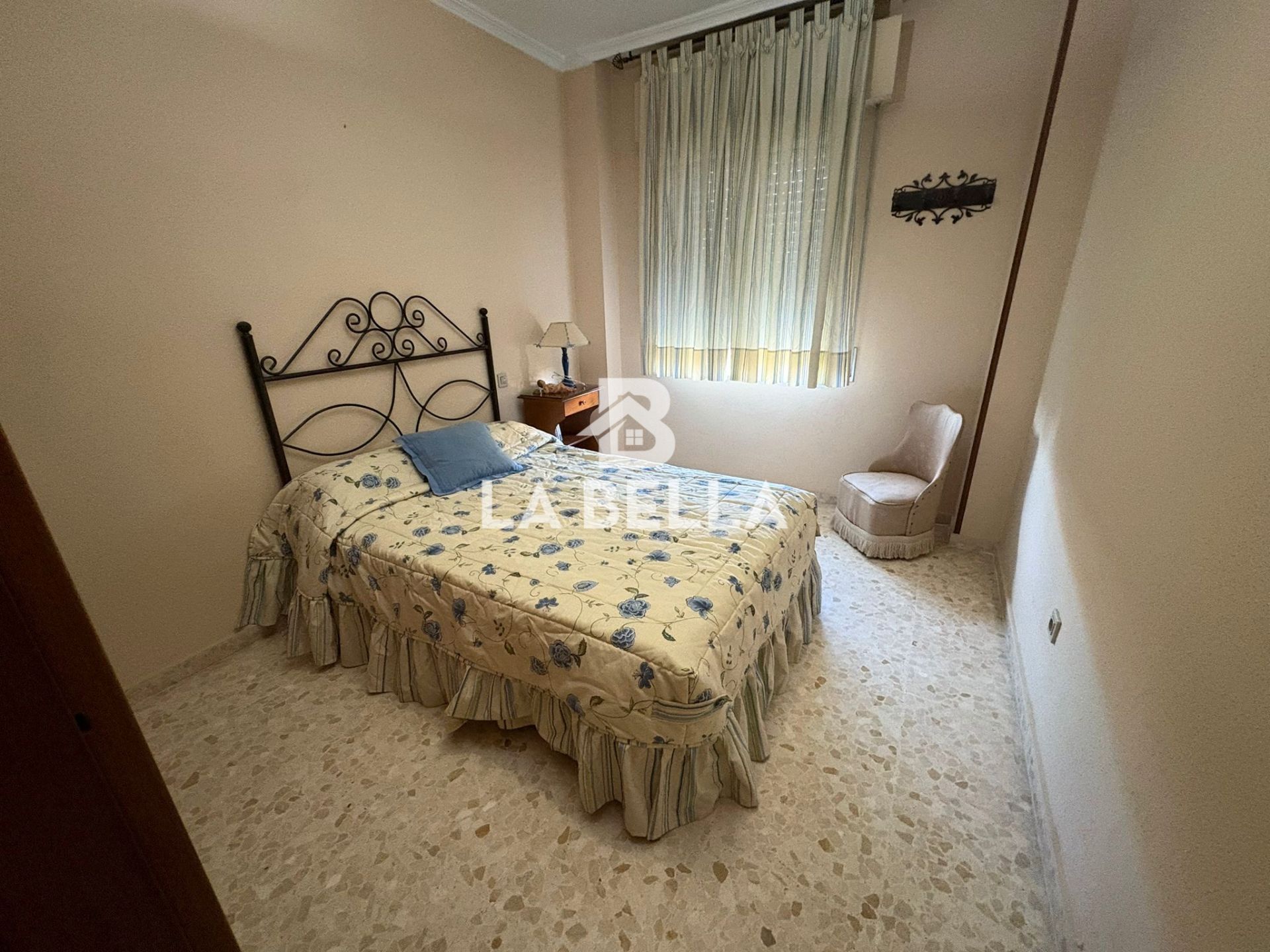 Dormitori de Pis en venda en  Sevilla Capital amb Moblat i Balcó