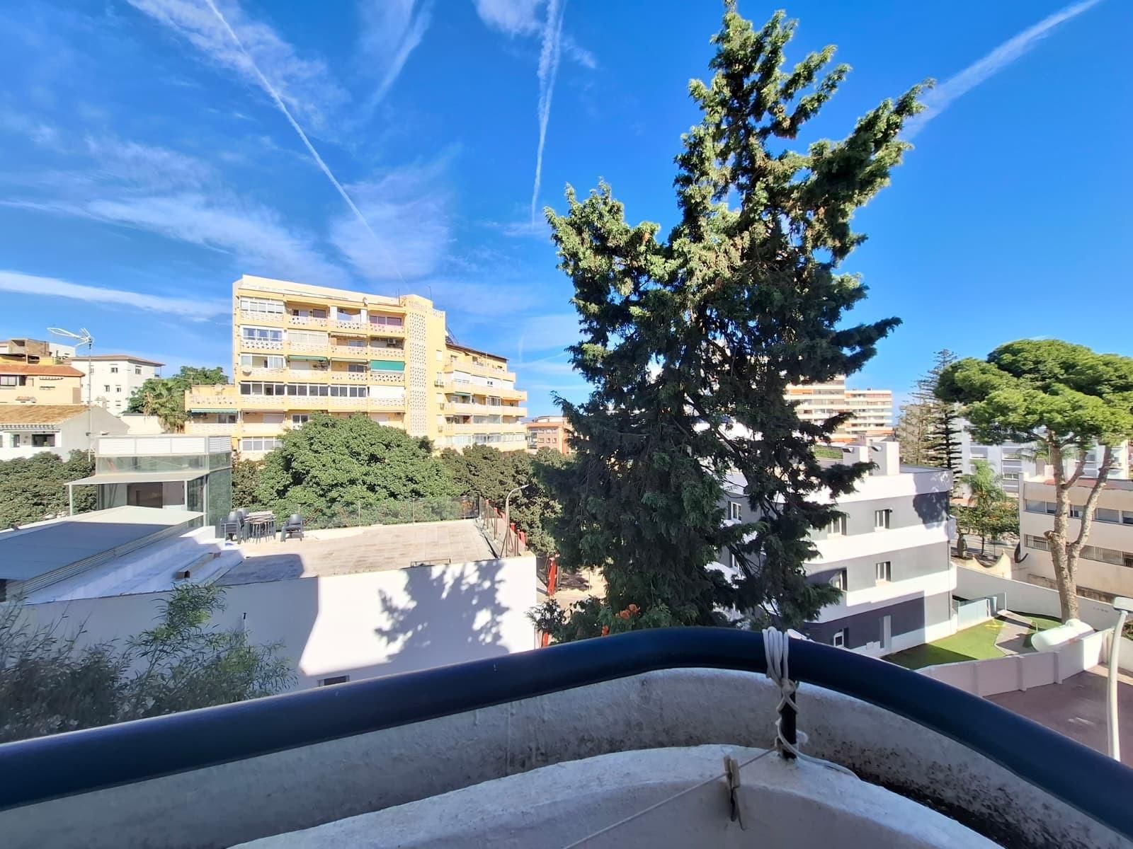 Vista exterior de Pis en venda en Torremolinos amb Aire condicionat, Jardí privat i Terrassa
