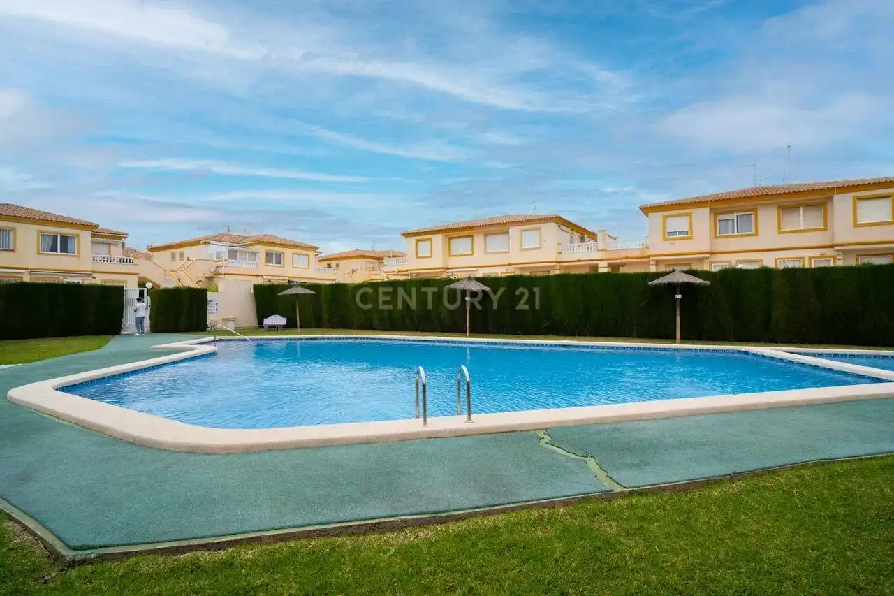 Piscina de Planta baja en venta en Orihuela con Aire acondicionado, Trastero y Piscina comunitaria