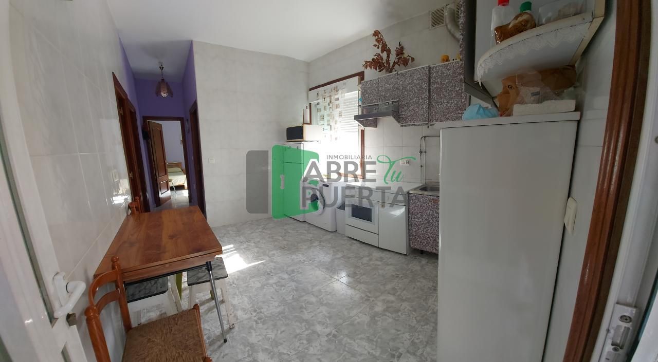 Cuina de Casa o xalet en venda en Ourense Capital  amb Calefacció, Jardí privat i Terrassa