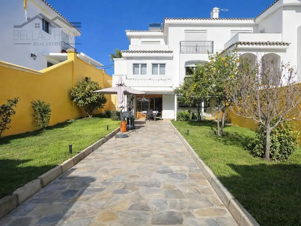 Vista exterior de Casa adosada en venda en Estepona amb Aire condicionat