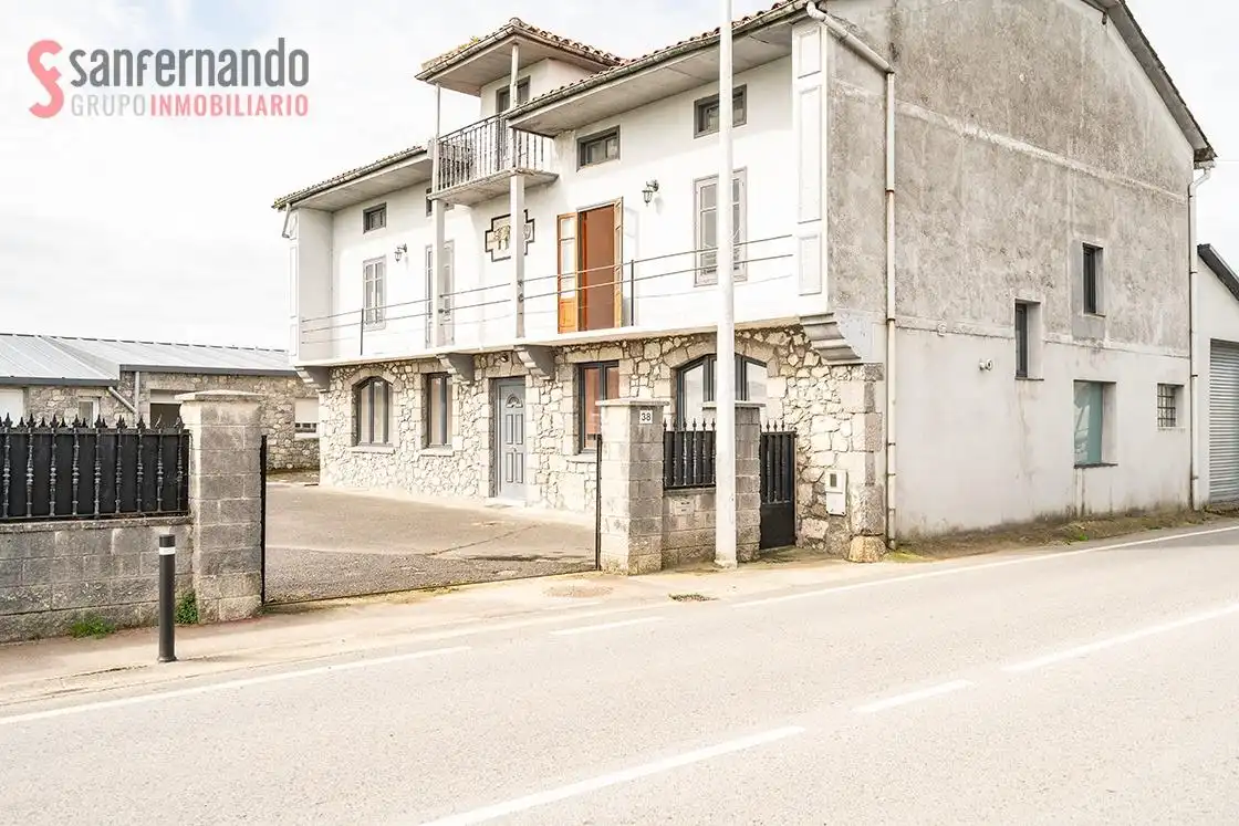 Vista exterior de Casa o xalet en venda en Santa Cruz de Bezana amb Terrassa i Traster