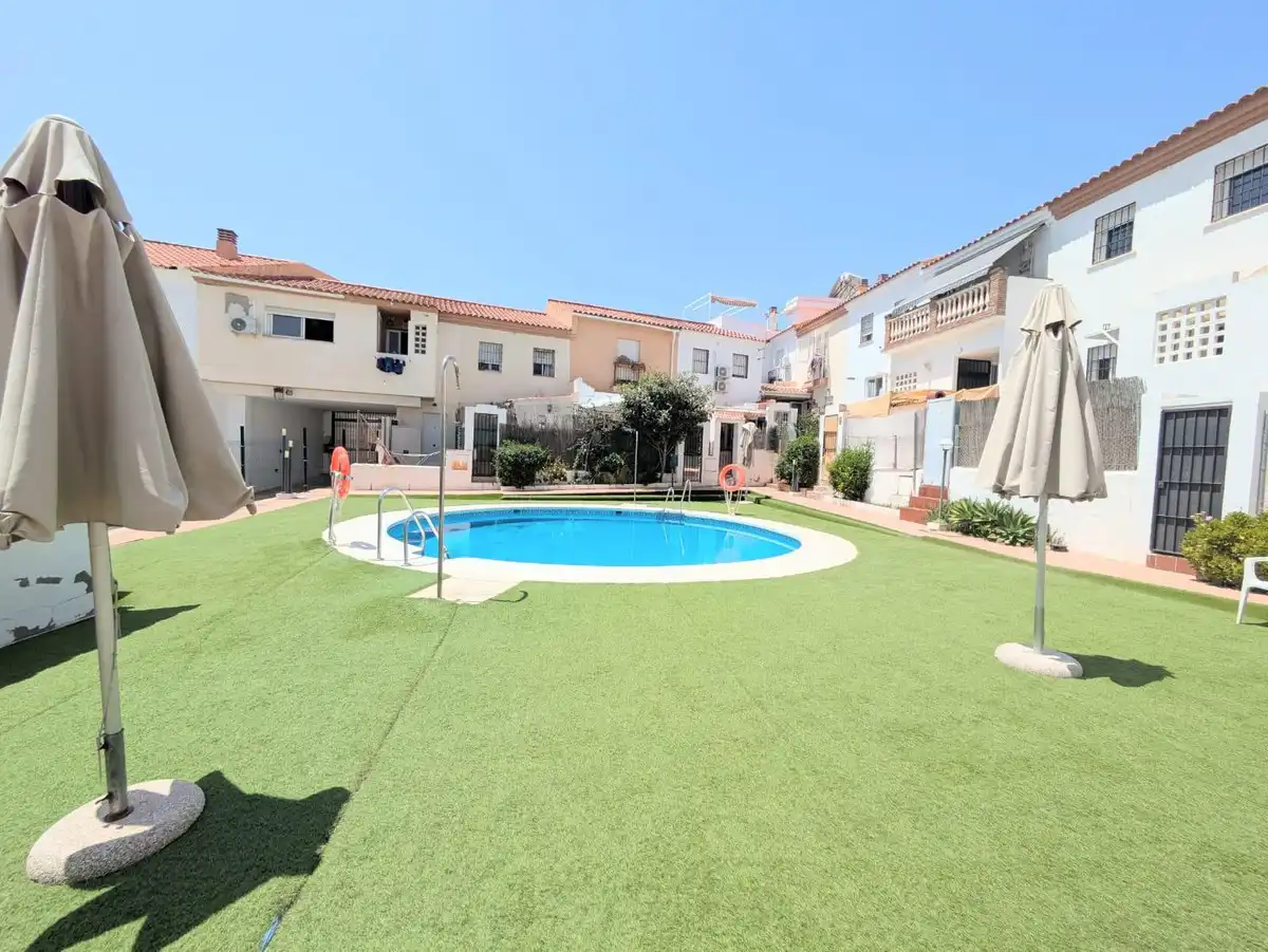 Piscina de Casa adosada en venda en Torremolinos amb Aire condicionat, Calefacció i Jardí privat