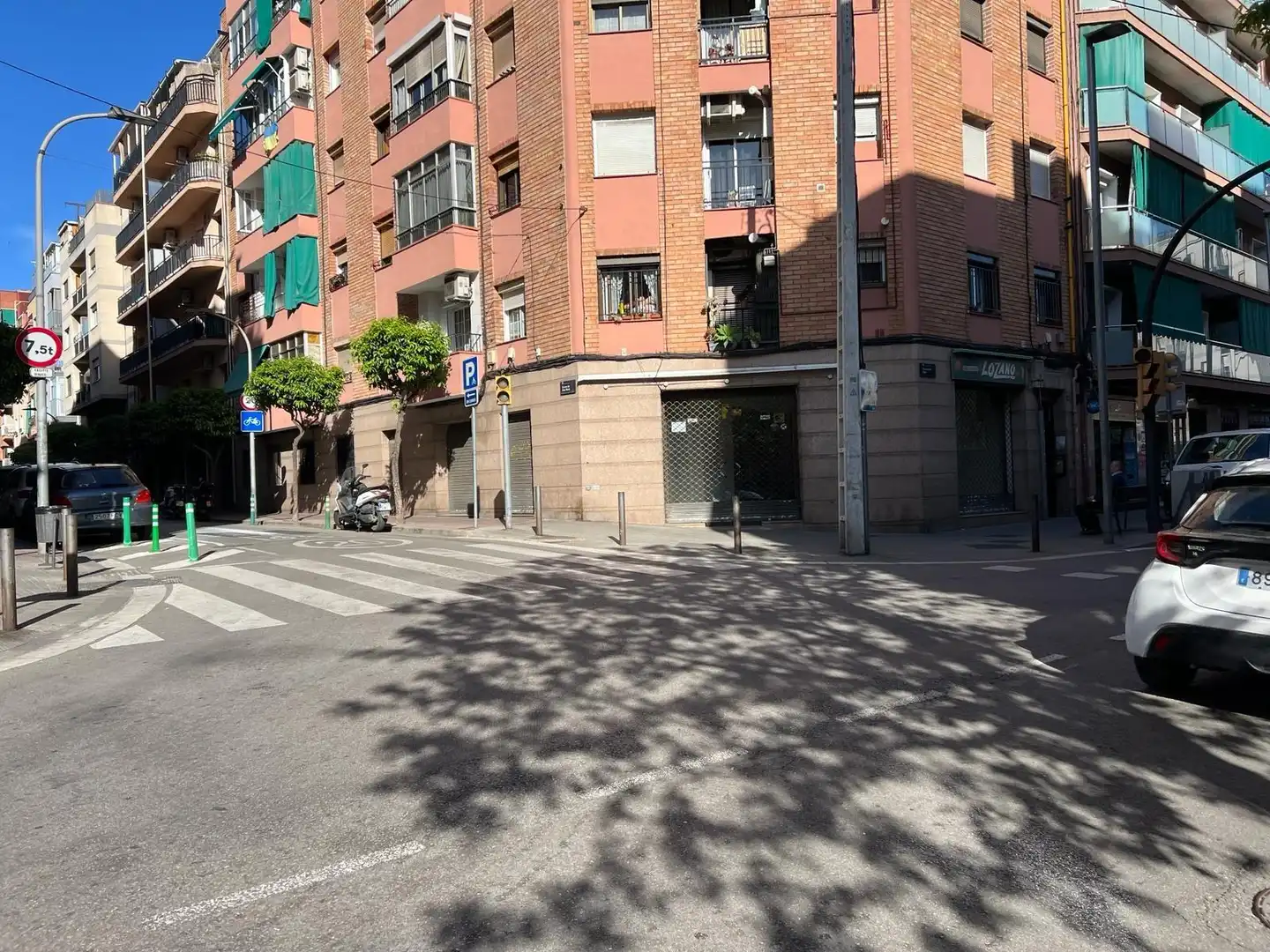 Vista exterior de Local de alquiler en Esplugues de Llobregat