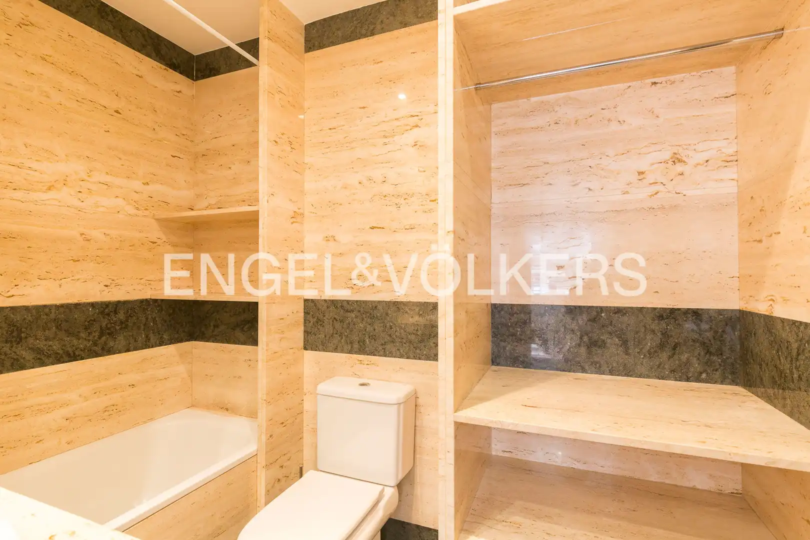 Bathroom of Flat for rent in Madrid  with Air Conditioner, Heating and Parquet flooring