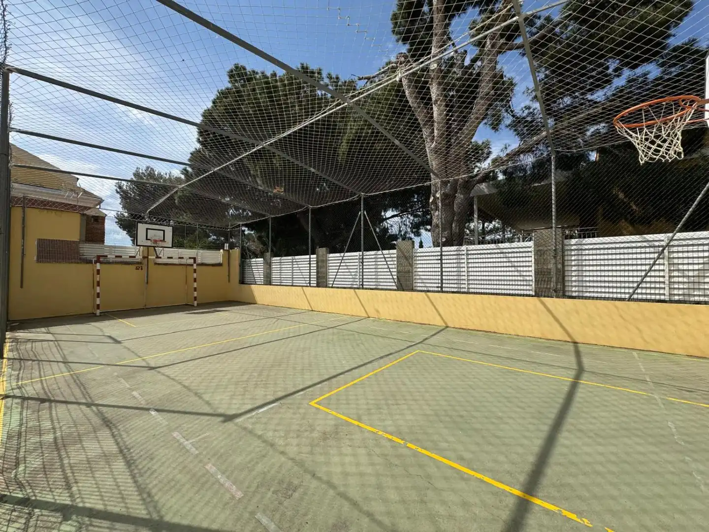 Parkplatz von Einfamilien-Reihenhaus zum Verkauf in Benicasim / Benicàssim mit Privatgarten, Terrasse und Balkon