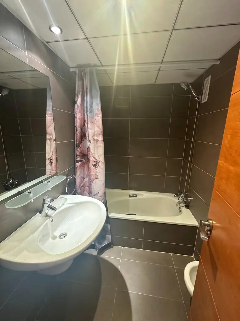 Baño de Piso de alquiler en Alicante / Alacant con Aire acondicionado y Piscina comunitaria