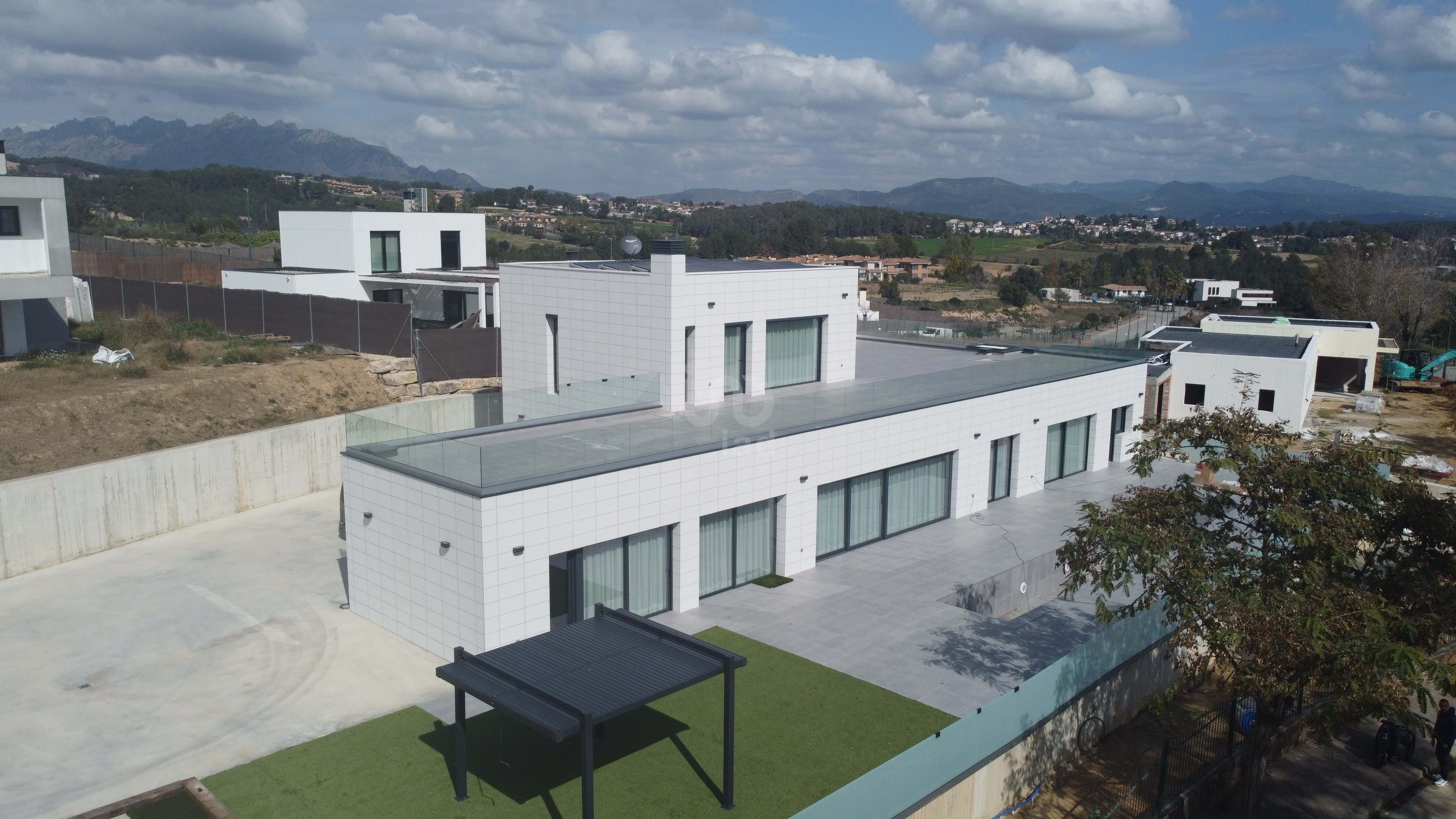 Vista exterior de Casa o xalet en venda en Sant Esteve Sesrovires amb Calefacció, Terrassa i Piscina