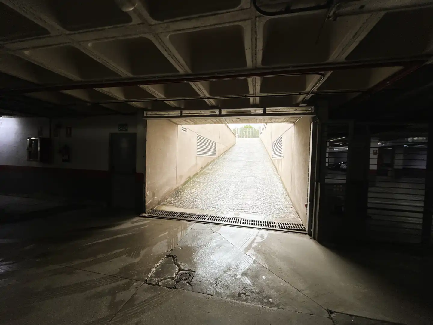 Parking de Dúplex en venta en Madrid con Aire acondicionado, Calefacción y Piscina comunitaria
