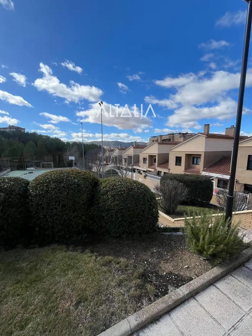 Vista exterior de Casa adosada en venta en Cuenca con Calefacción, Piscina y Piscina comunitaria