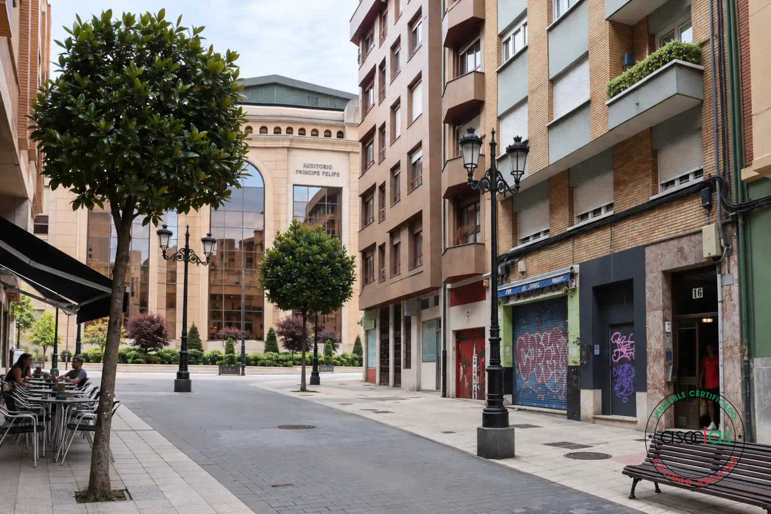 Vista exterior de Pis en venda en Oviedo  amb Calefacció i Balcó